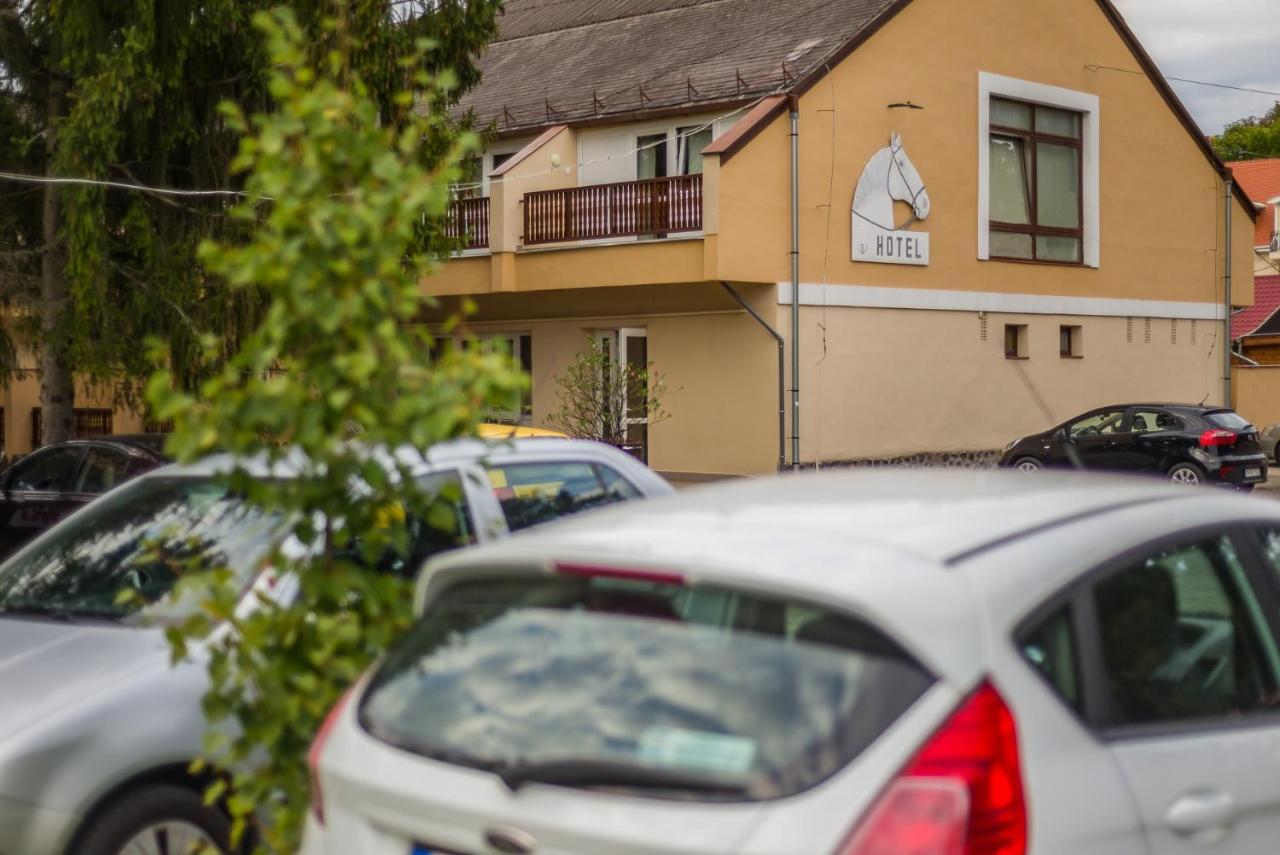 Lipicai Hotel Es Etterem Сильвашварад Экстерьер фото