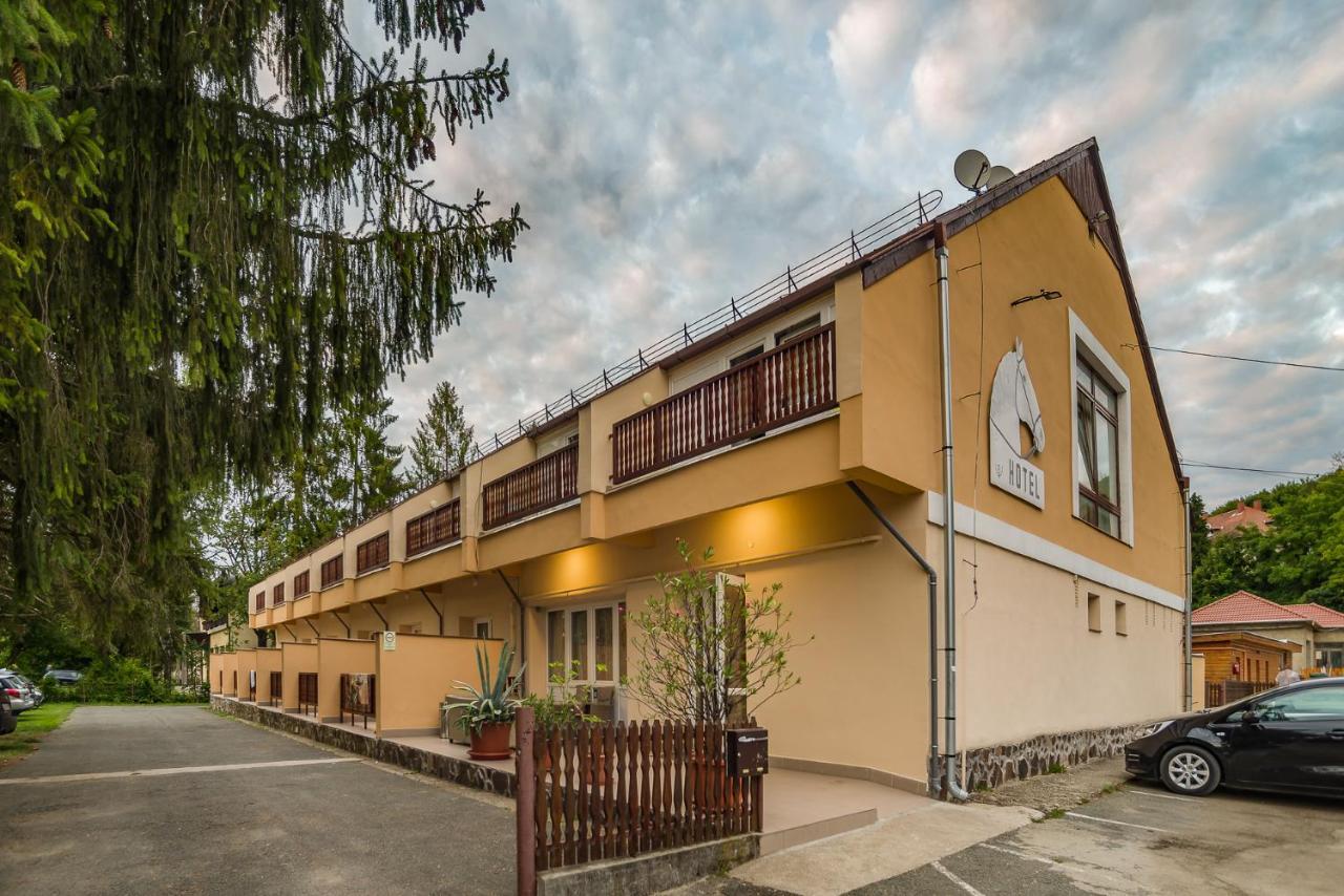 Lipicai Hotel Es Etterem Сильвашварад Экстерьер фото