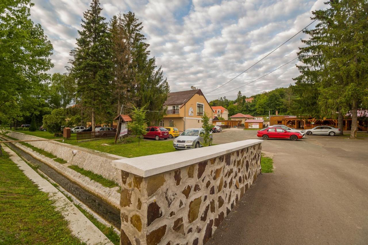 Lipicai Hotel Es Etterem Сильвашварад Экстерьер фото