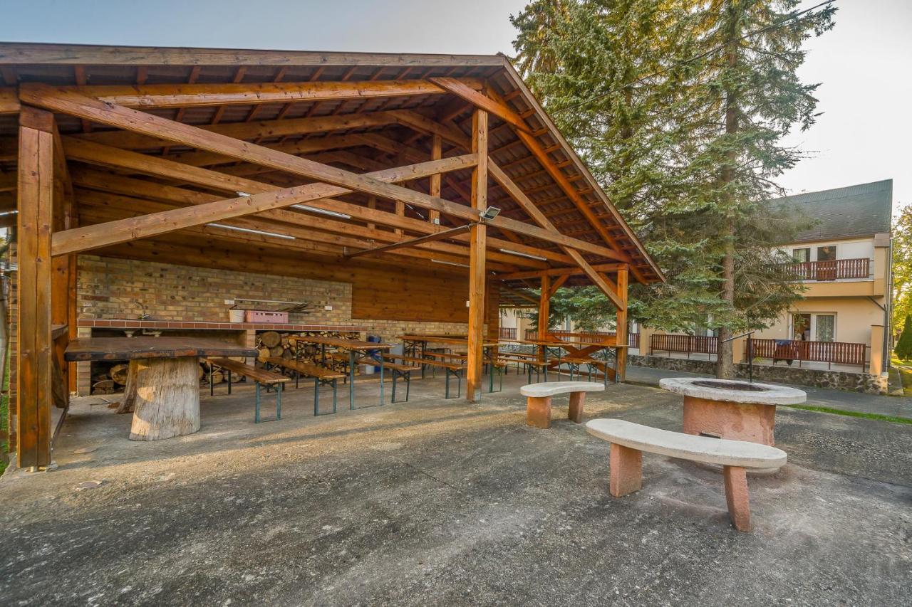 Lipicai Hotel Es Etterem Сильвашварад Экстерьер фото