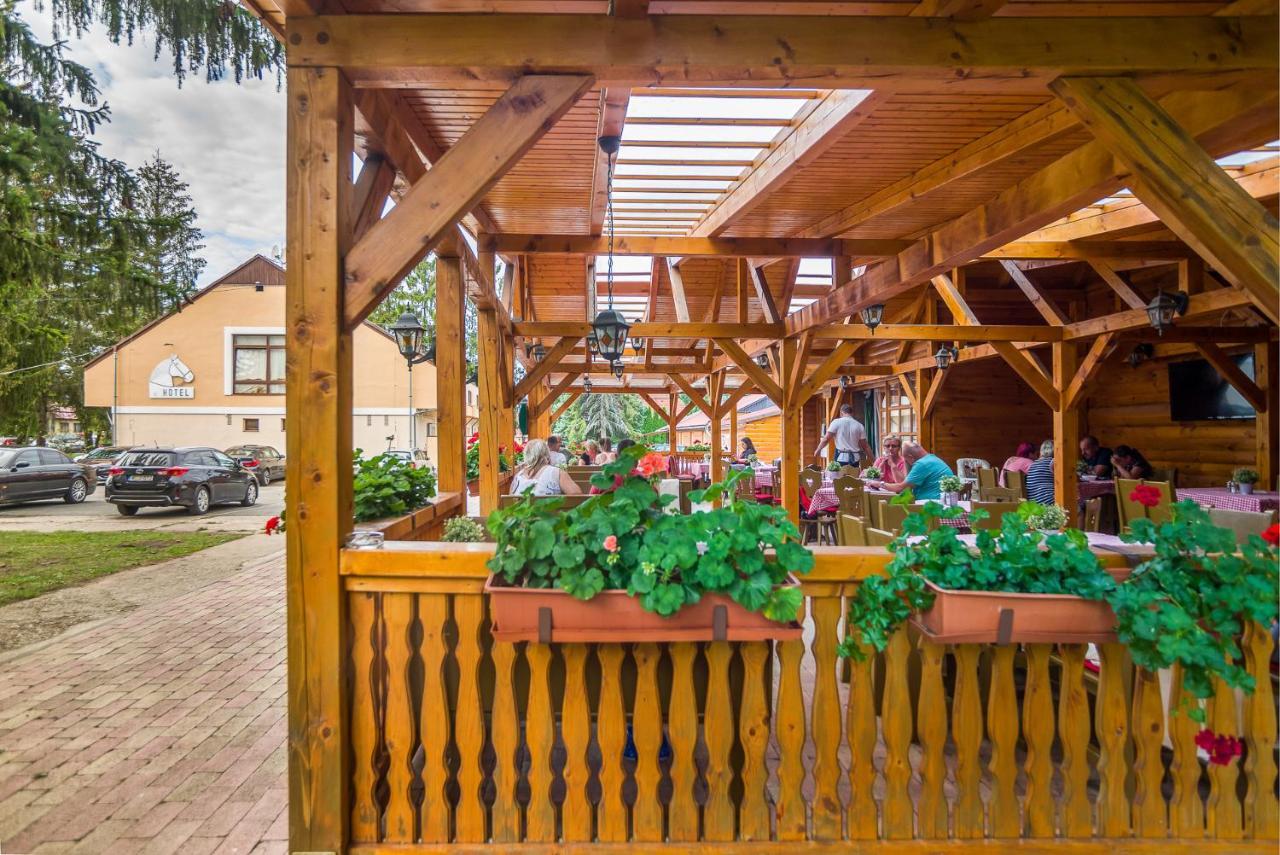 Lipicai Hotel Es Etterem Сильвашварад Экстерьер фото