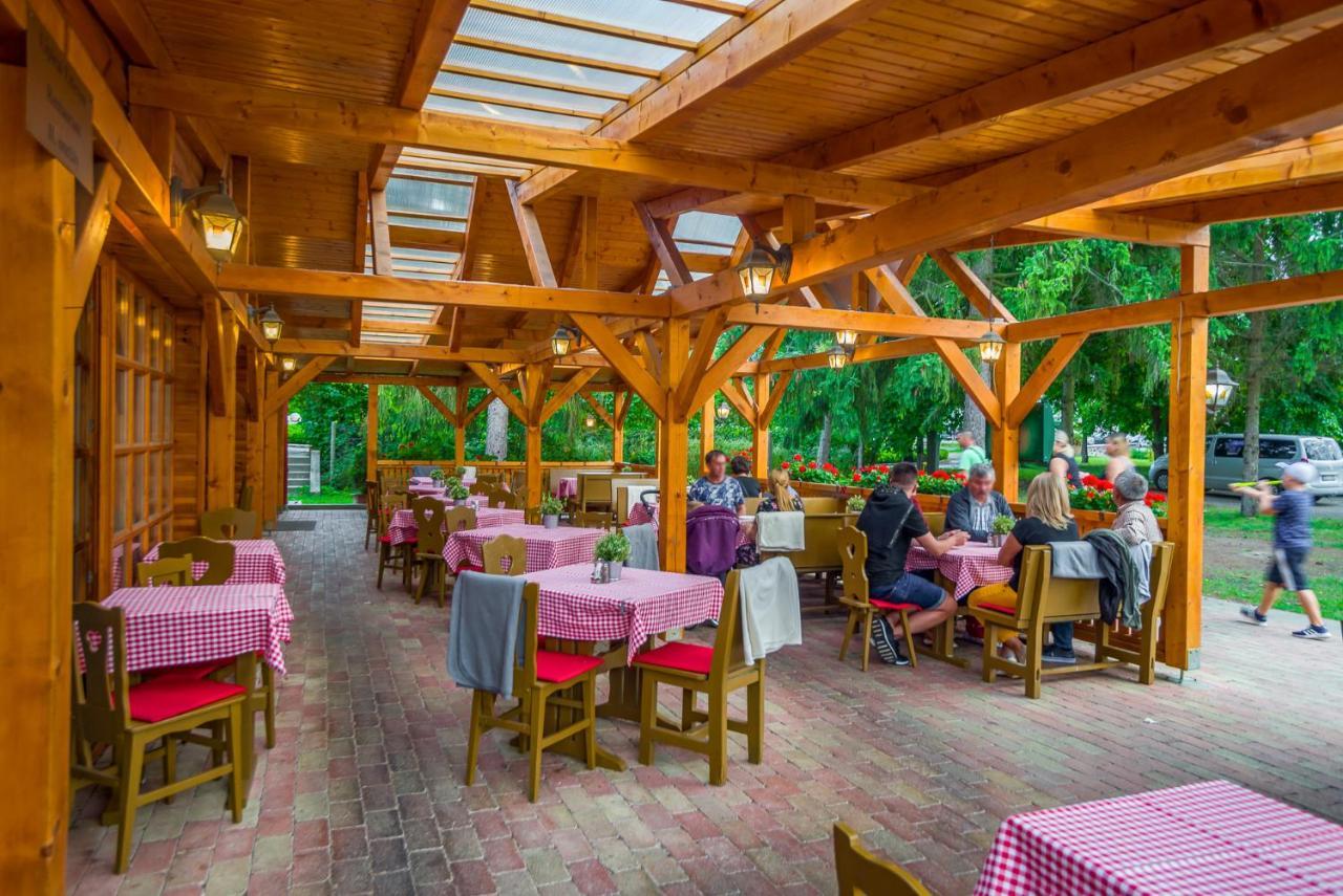 Lipicai Hotel Es Etterem Сильвашварад Экстерьер фото