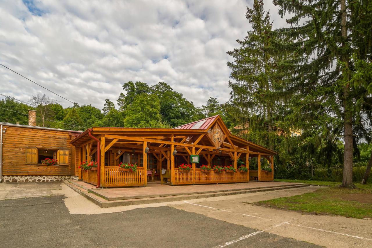 Lipicai Hotel Es Etterem Сильвашварад Экстерьер фото