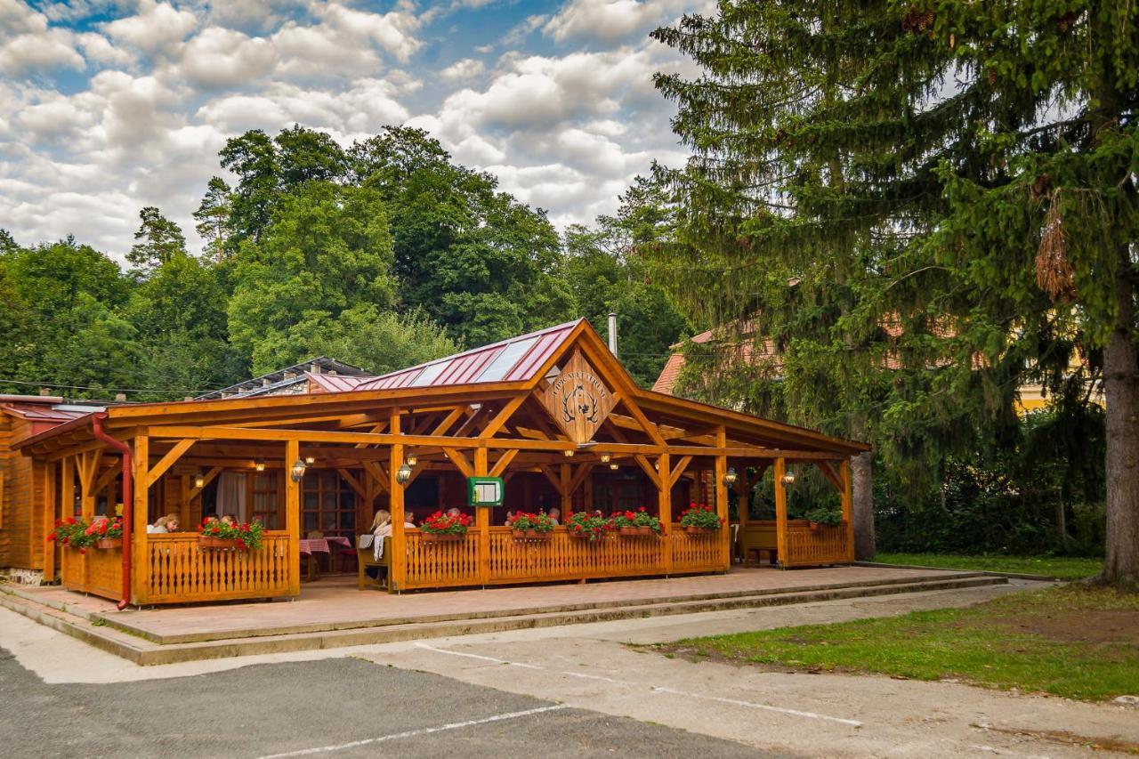 Lipicai Hotel Es Etterem Сильвашварад Экстерьер фото