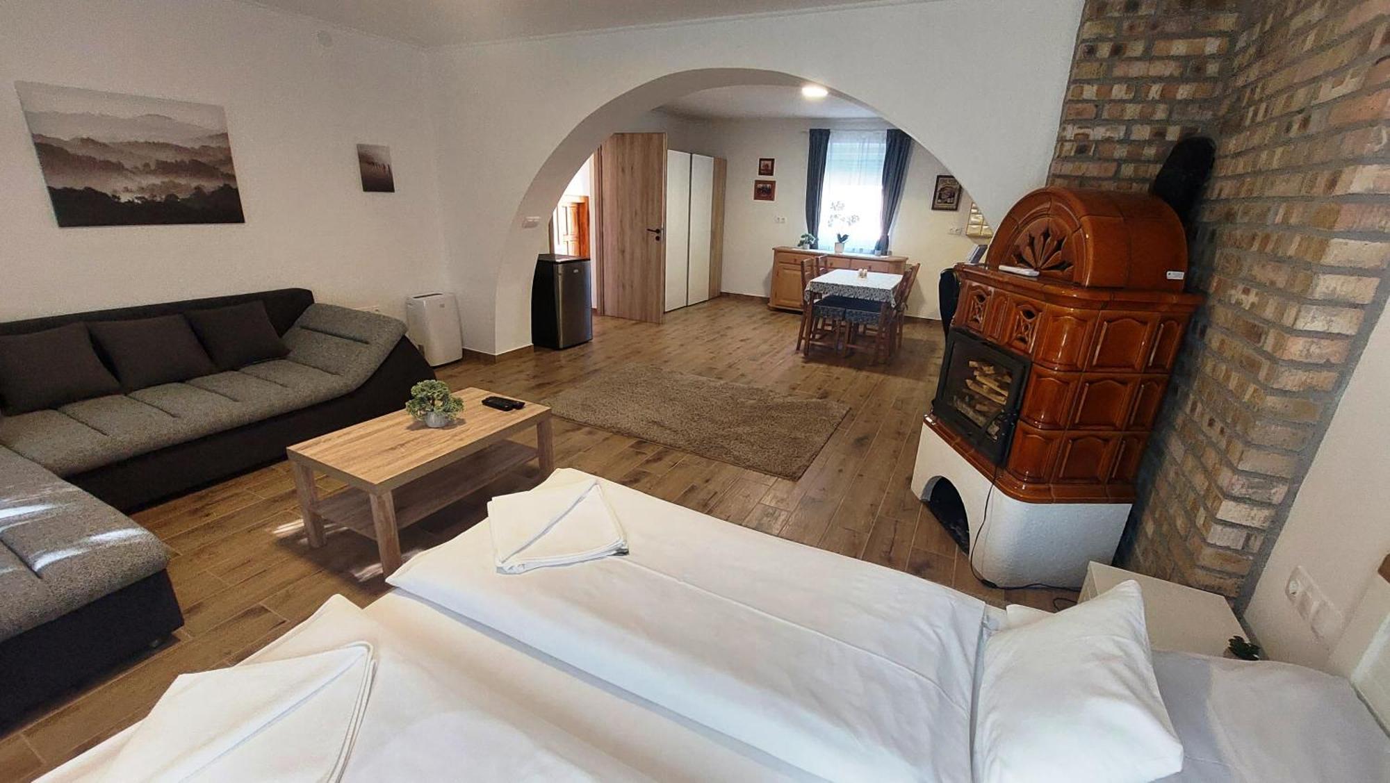Lipicai Hotel Es Etterem Сильвашварад Экстерьер фото